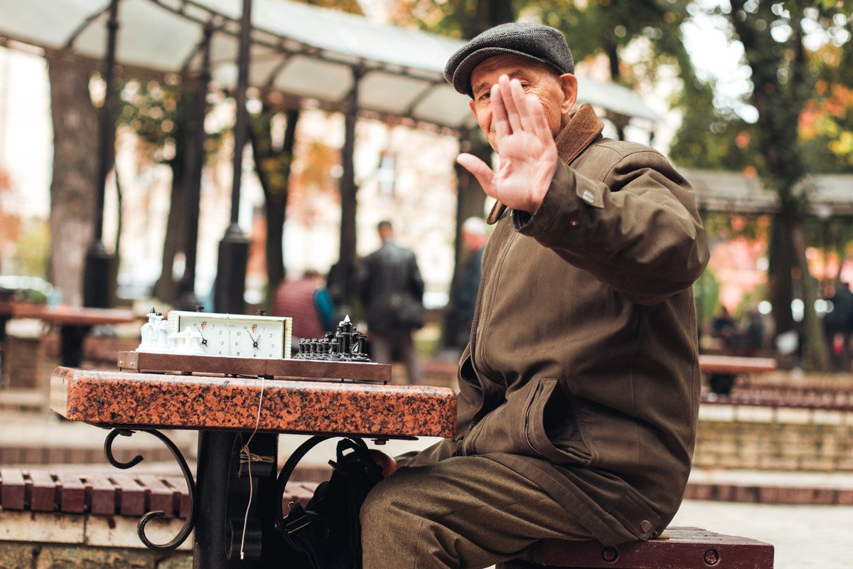 Один их самых уютных и милых символов Киева - дедушка-шахматист в парке Шевченко