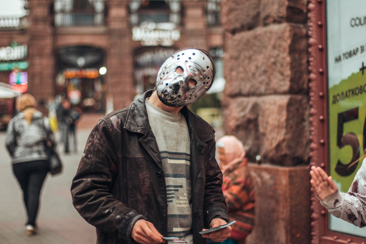 Лучше обойти этого парня поздно вечером