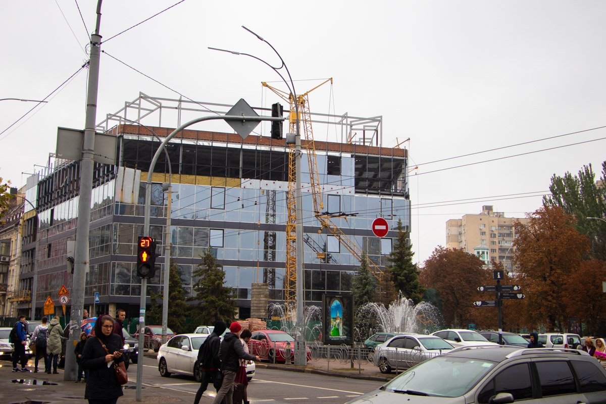 В Киеве на пересечении улиц Омеляновича-Павленко и Московской произошло чрезвычайное происшествие В Киеве на пересечении улиц Омеляновича-Павленко и Московской произошло чрезвычайное происшествие