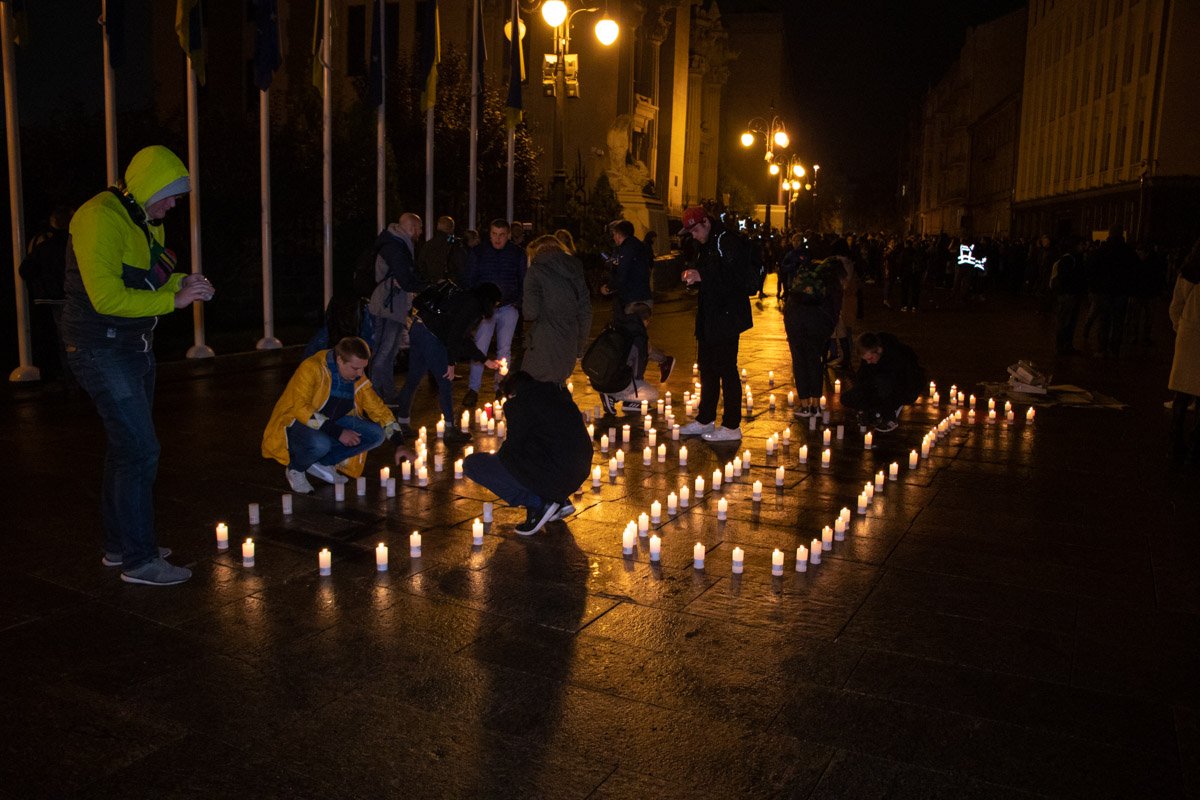 Люди зажгли свечи в память об убитых общественных деятелях 