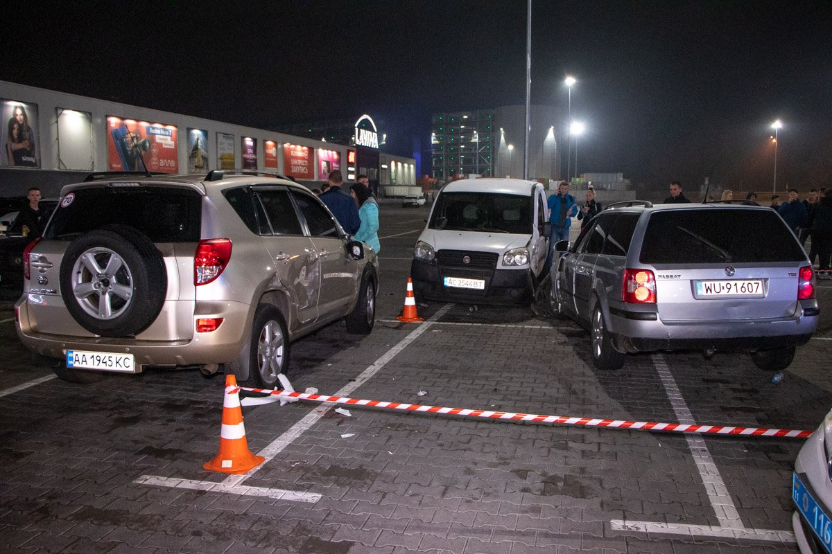 Водитель сбил по пути двоих людей Водитель сбил по пути двоих людей