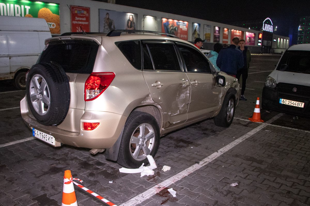 Водитель Volkswagen и два пешехода угодили в больницу Водитель Volkswagen и два пешехода угодили в больницу