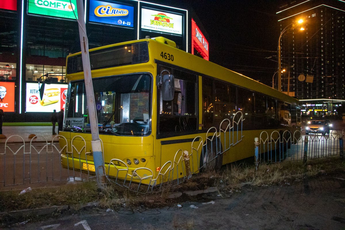 Длинный транспорт снес секцию забор и врезался в столб 
