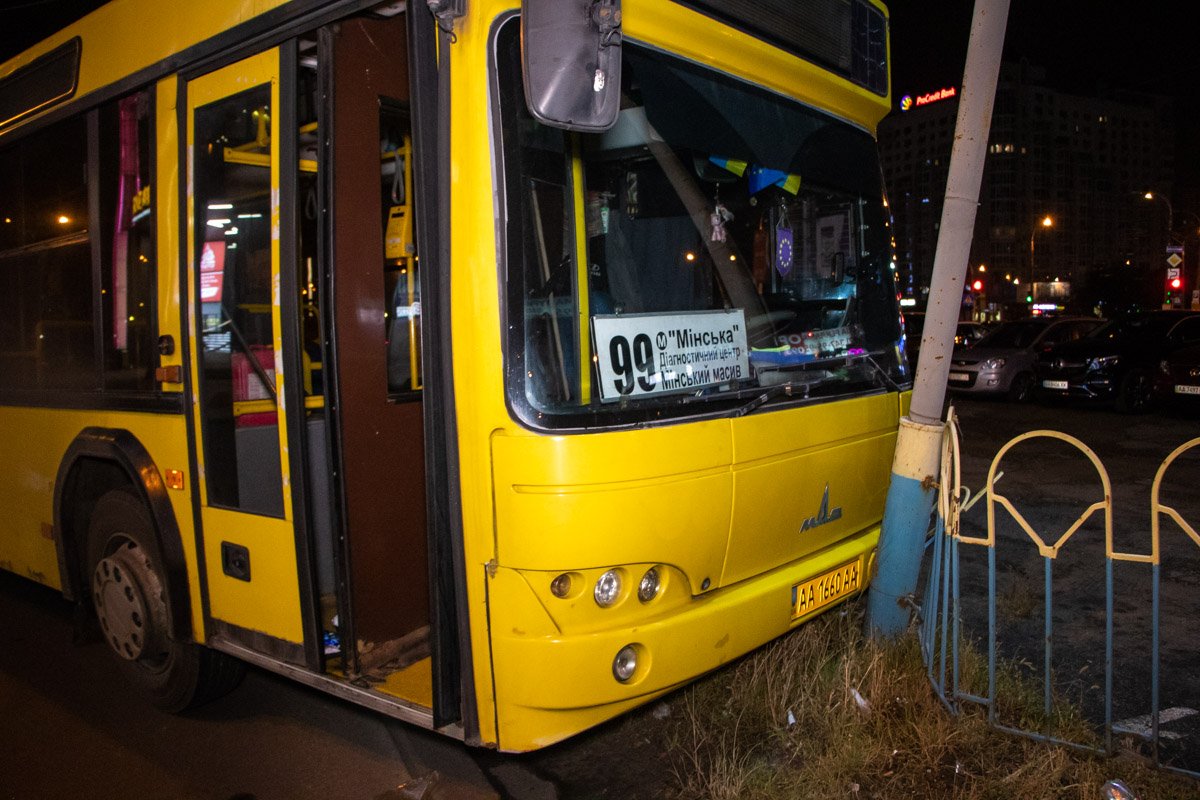 Водителя забрали с места аварии медики 