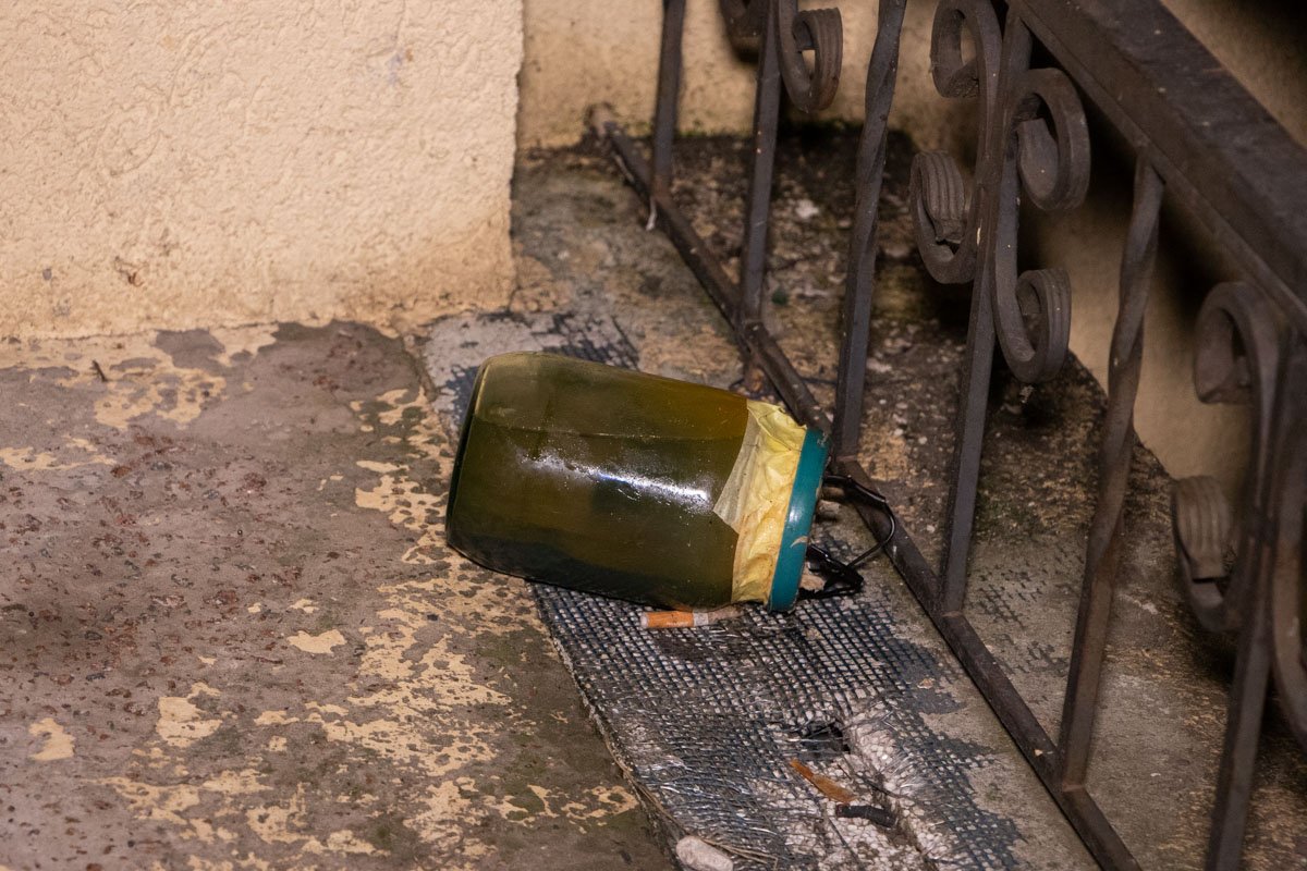 Визуально это банка с проводками и неизвестным веществом внутри