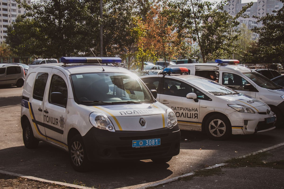 На месте работали экипажи патрульной полиции, следственно-оперативная группа и взрывотехники