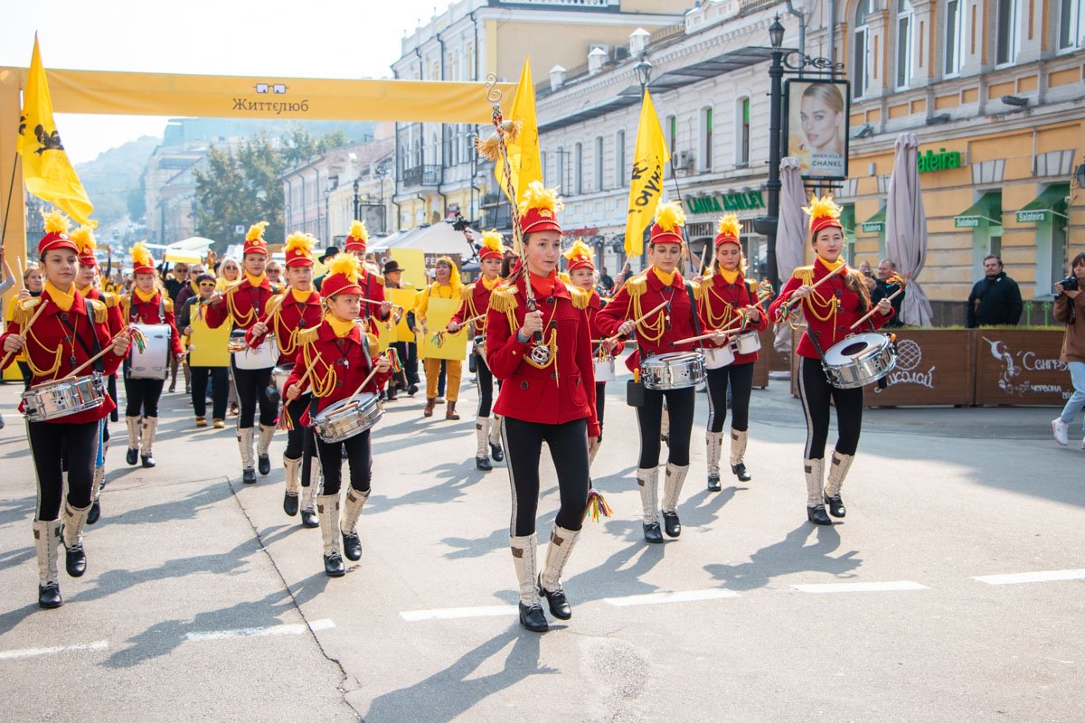 Марш сопровождали барабанщицы в парадных костюмах 