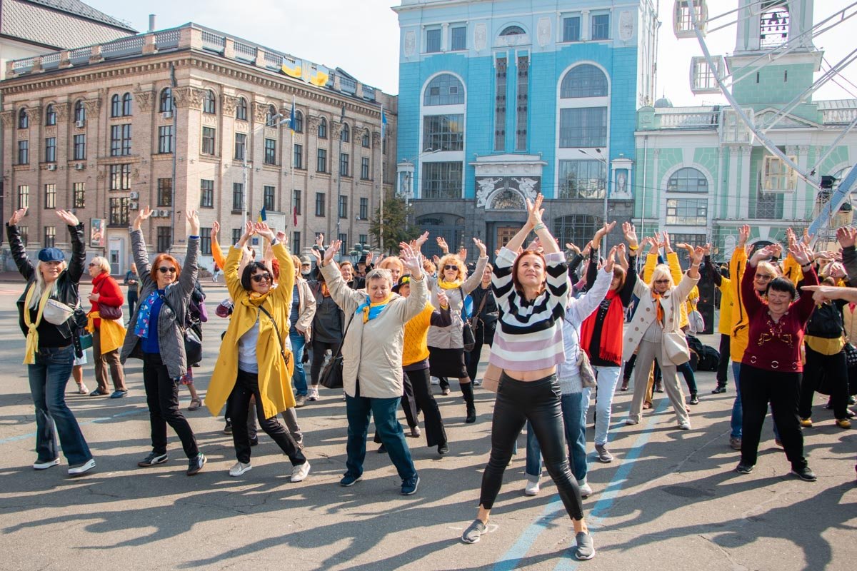 После марша жизнелюбы зажигали под сальсу 