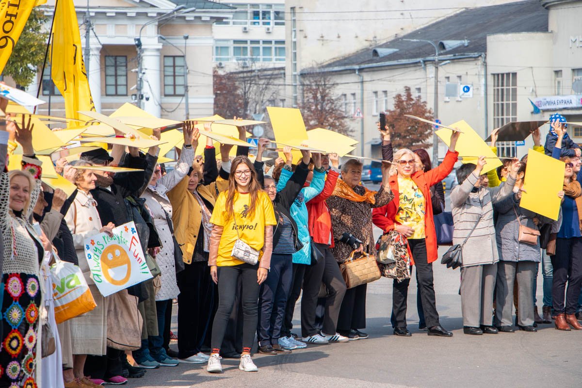 В конце марша жизнелюбы подняли желтые картонки вверх и сделали фото с высоты птичьего полета 