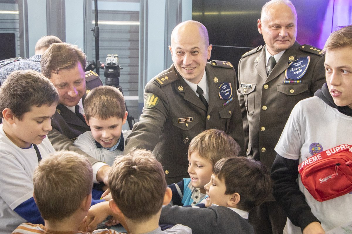 Одновременно кнопку запуска нажимали десятки детей в Киеве и Золочеве Одновременно кнопку запуска нажимали десятки детей в Киеве и Золочеве