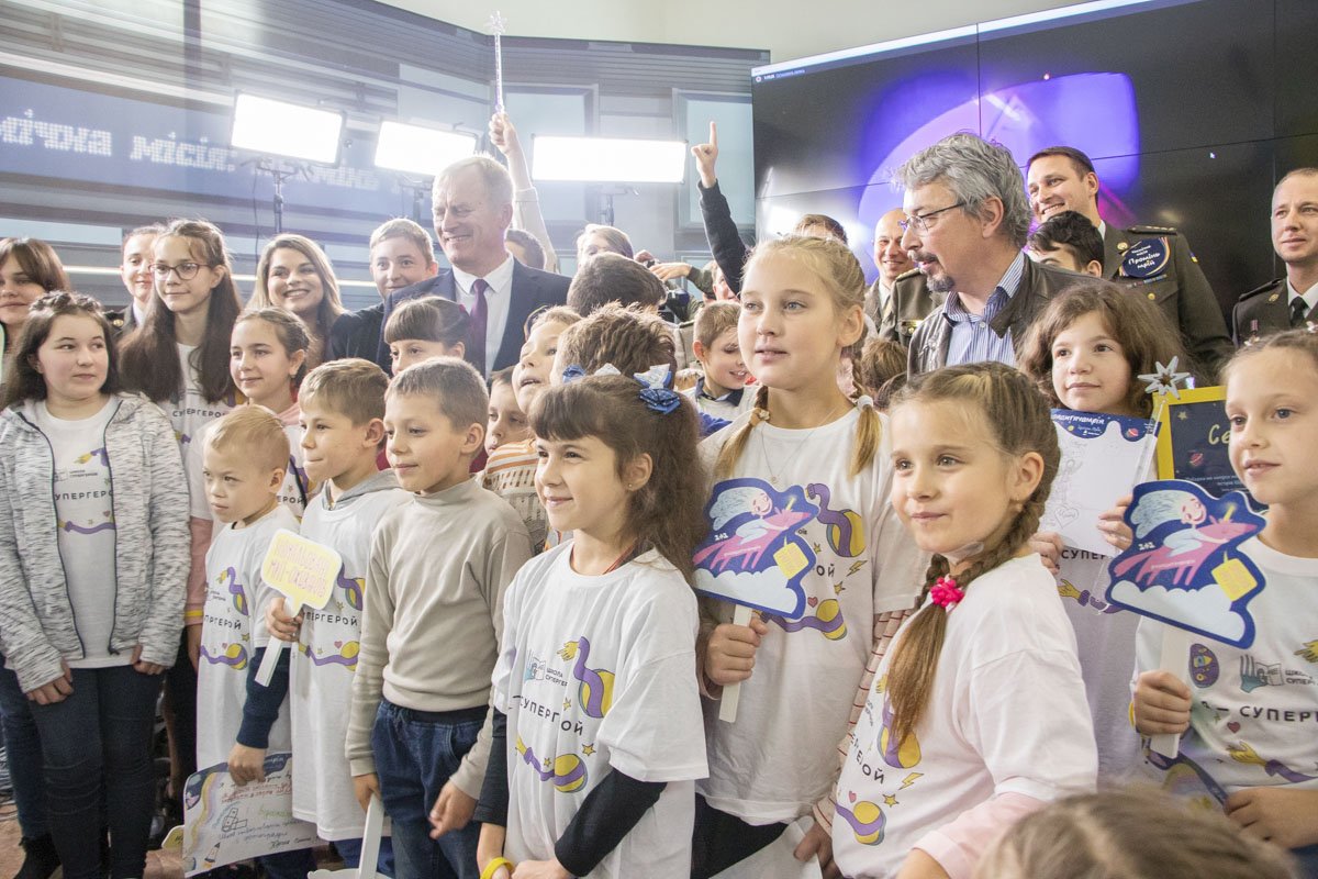 Событие транслировали в прямом эфире с нескольких локаций Событие транслировали в прямом эфире с нескольких локаций