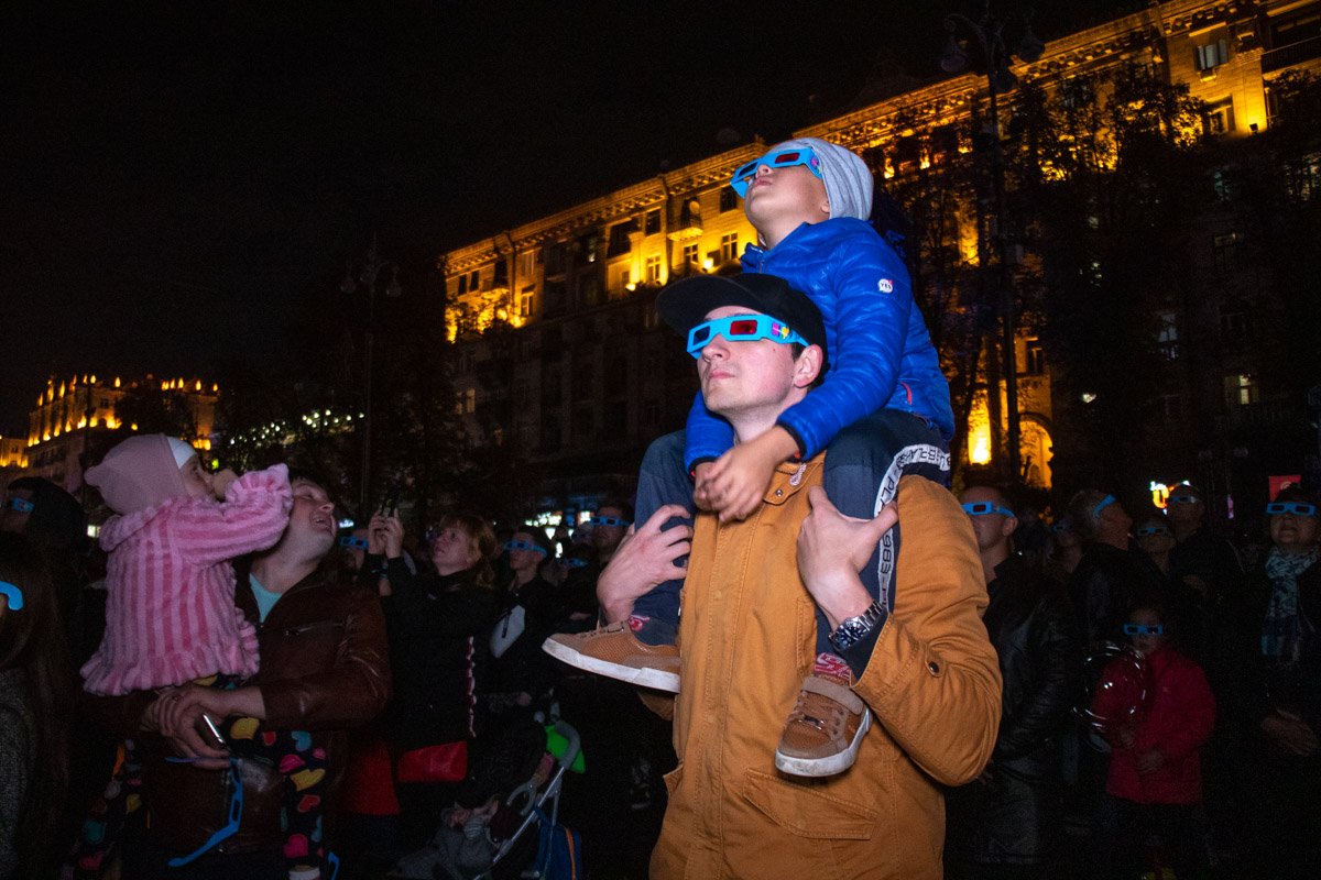 Фестиваль стартовал около 20:00 и собрал на Крещатике огромное количество людей Фестиваль стартовал около 20:00 и собрал на Крещатике огромное количество людей