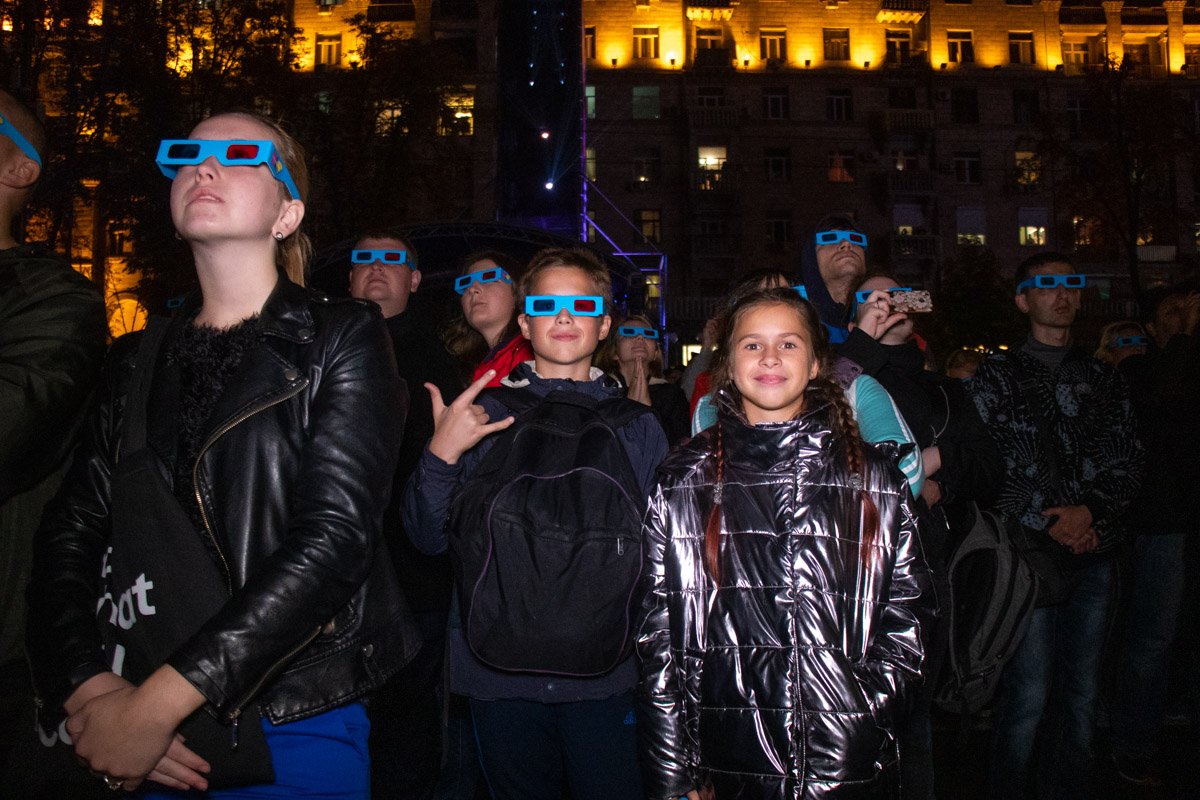 Впервые в мире тысячи детских рисунков в виде зашифрованного сигнала отправили в космическое пространство Впервые в мире тысячи детских рисунков в виде зашифрованного сигнала отправили в космическое пространство