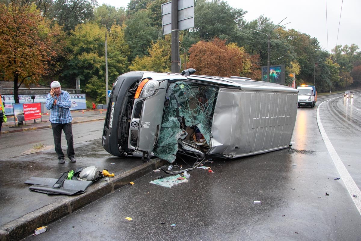 На улице Елены Телиги произошла авария с участием грузовика микроавтобуса Renault Trafic