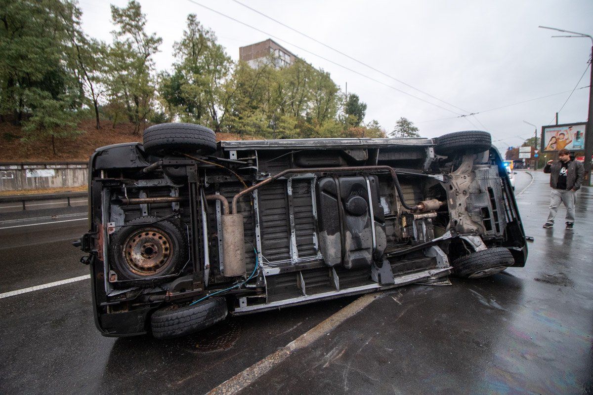 Мужчина резко затормозил и потерял управление автомобилем