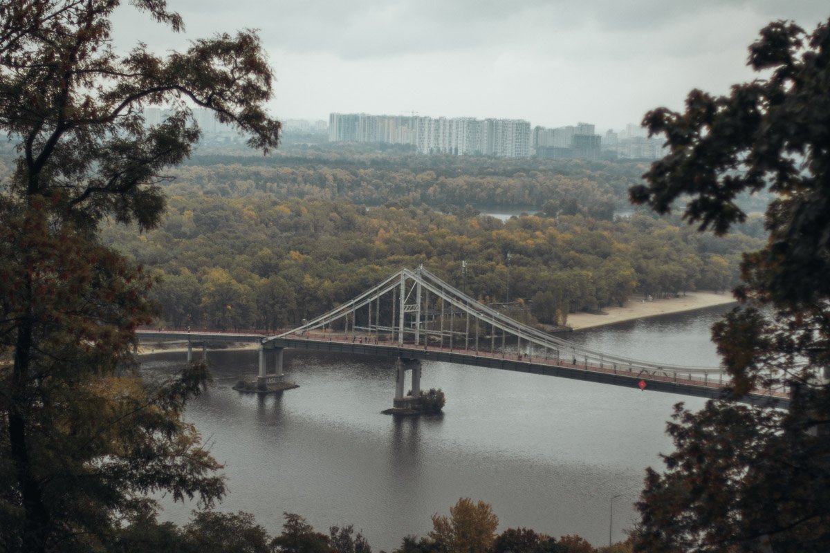 Природа будто разрисовывает кистью кроны деревьев 