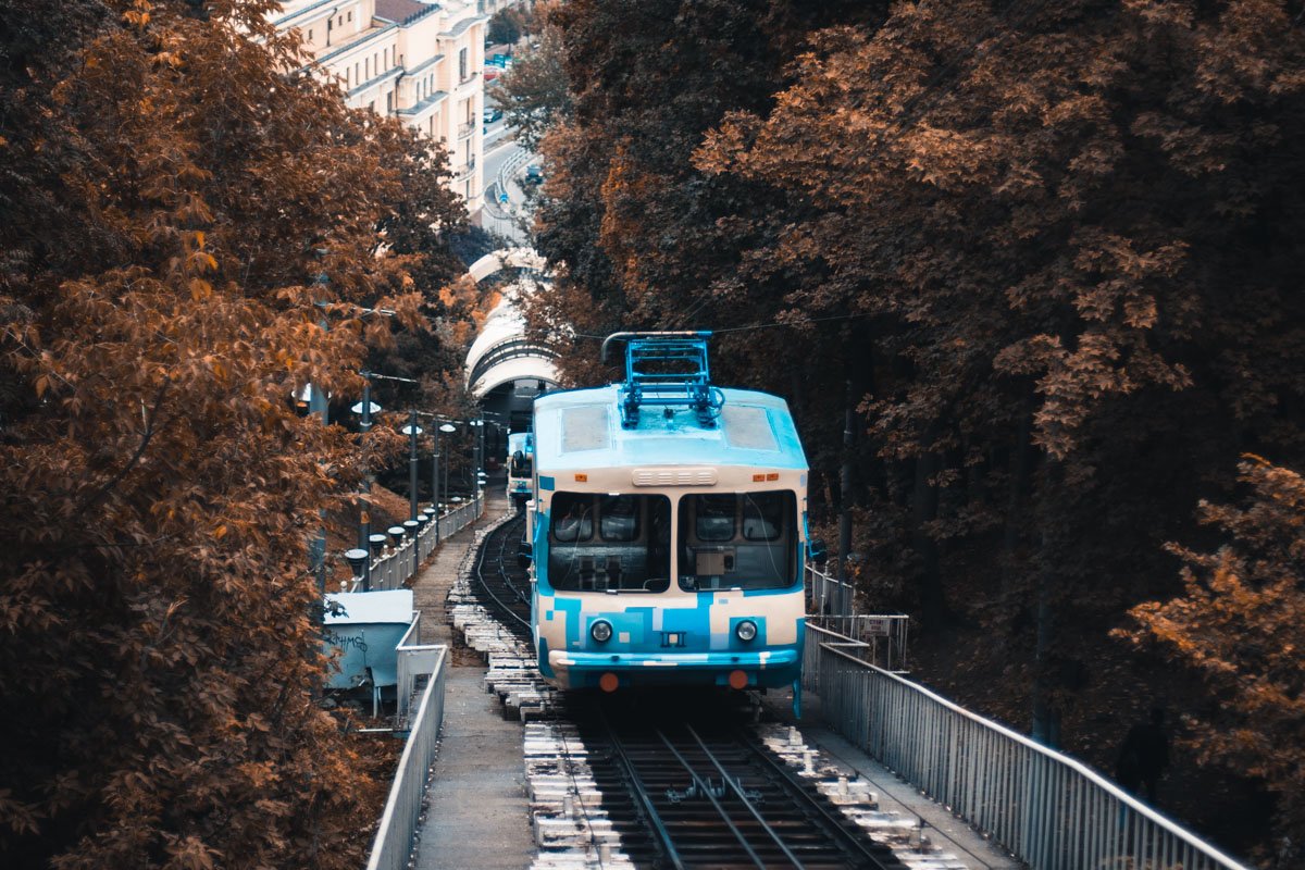 Знаменитый киевский фуникулер окутало золото листвы 