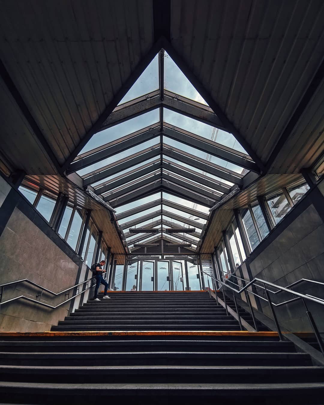 Прежде чем мы перейдем к "осенним" красотам Киева, ловите немного геометрической красоты столицы от @fantakr