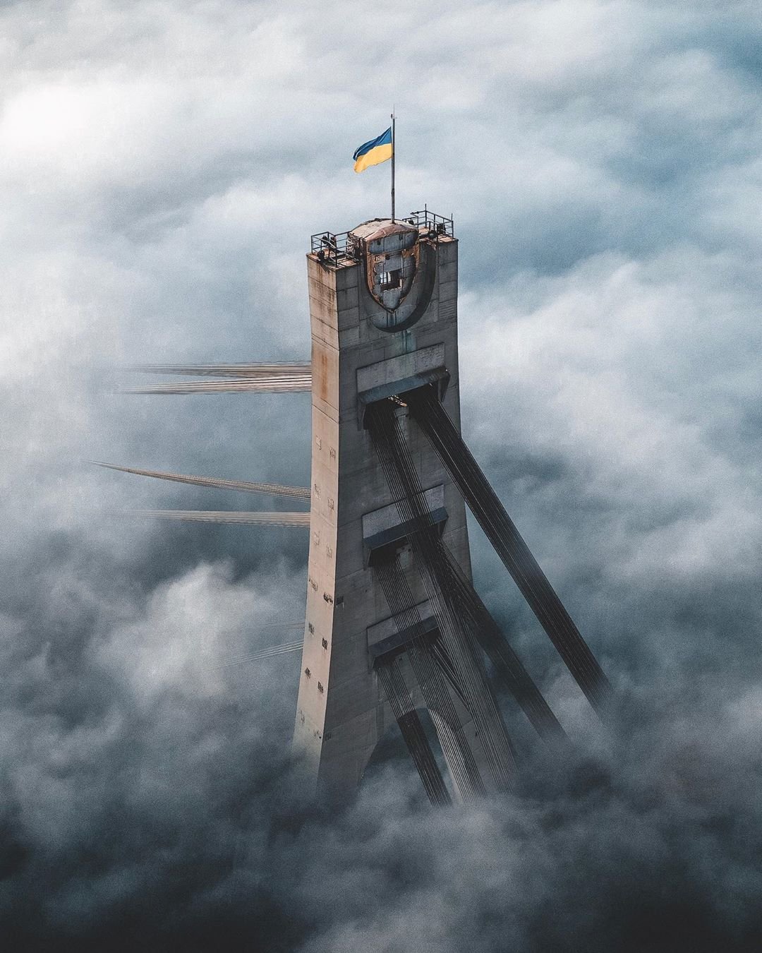 @sembler8 предлагает вспомнить, как в прошлом году густой туман окутал столицу. Жаль, что такого же не случилось в этом