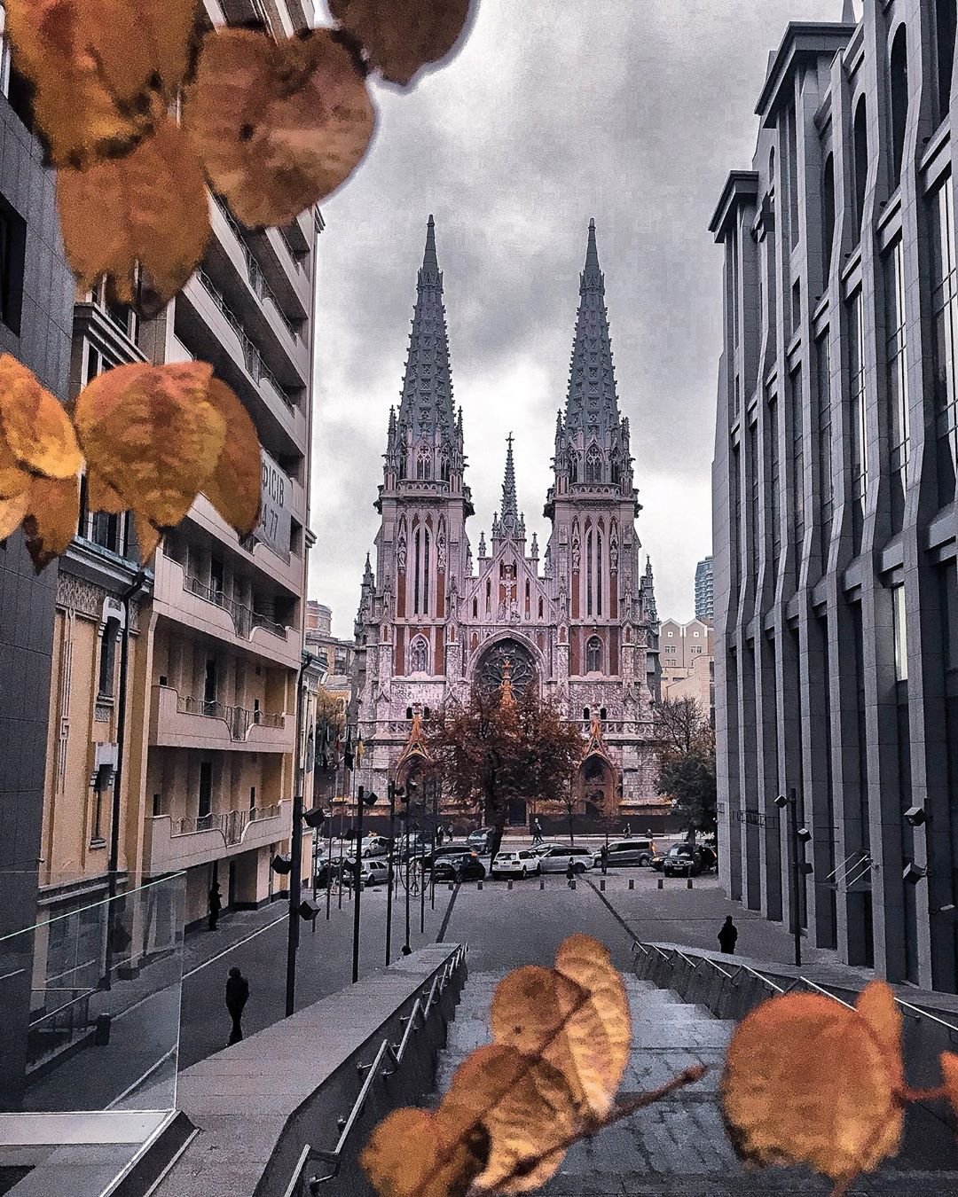 В целом снимок выглядит всепогодным. Но то самое фактурное небо и "золотая" рамка выдают сезон съемки. Фото - @_yulia__y_