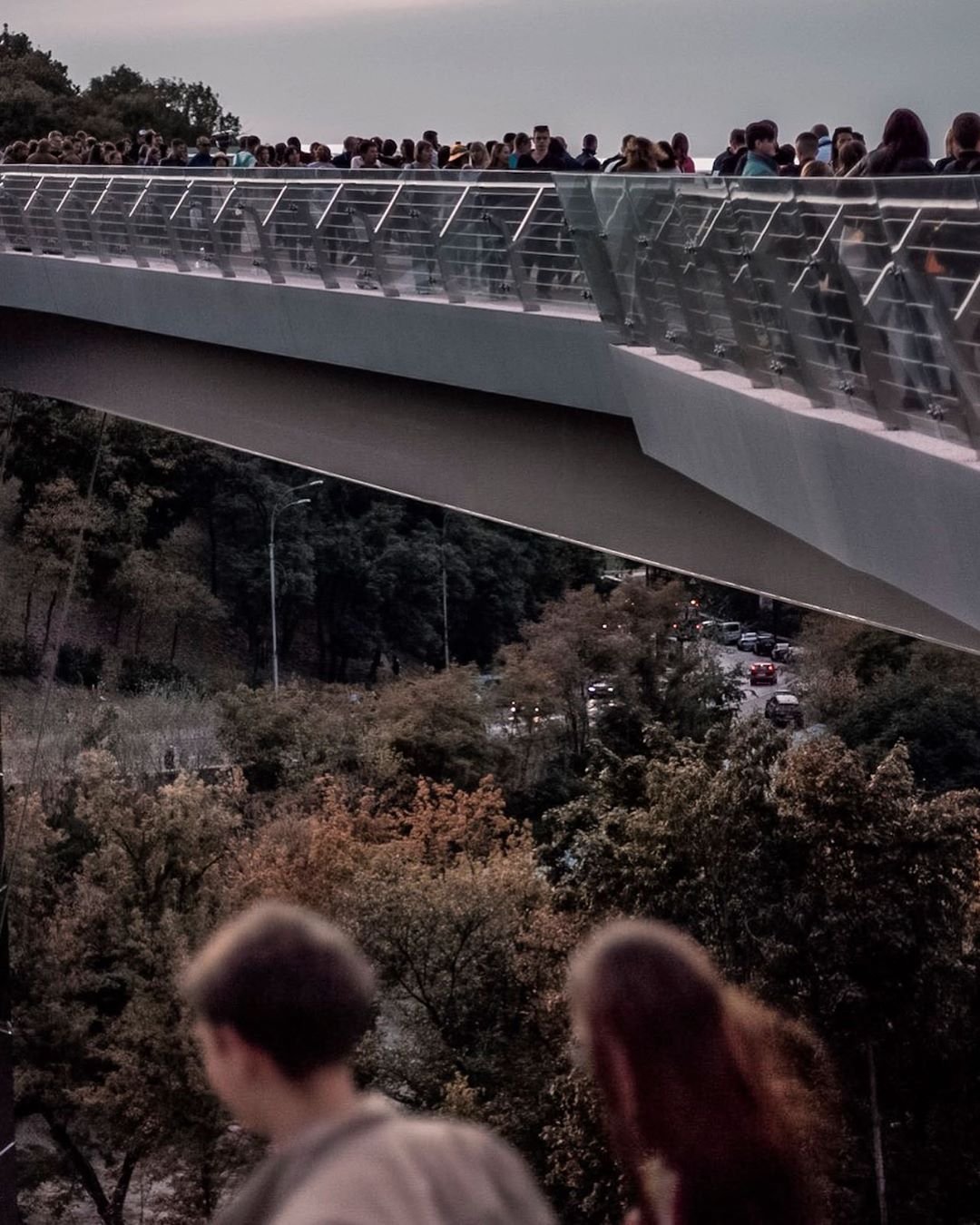 Осень - время контрастов. Вот и @_dentedileone_ словил момент, когда на пешеходно-велосипедном мосту, несмотря на "несезон" собралось немало людей 