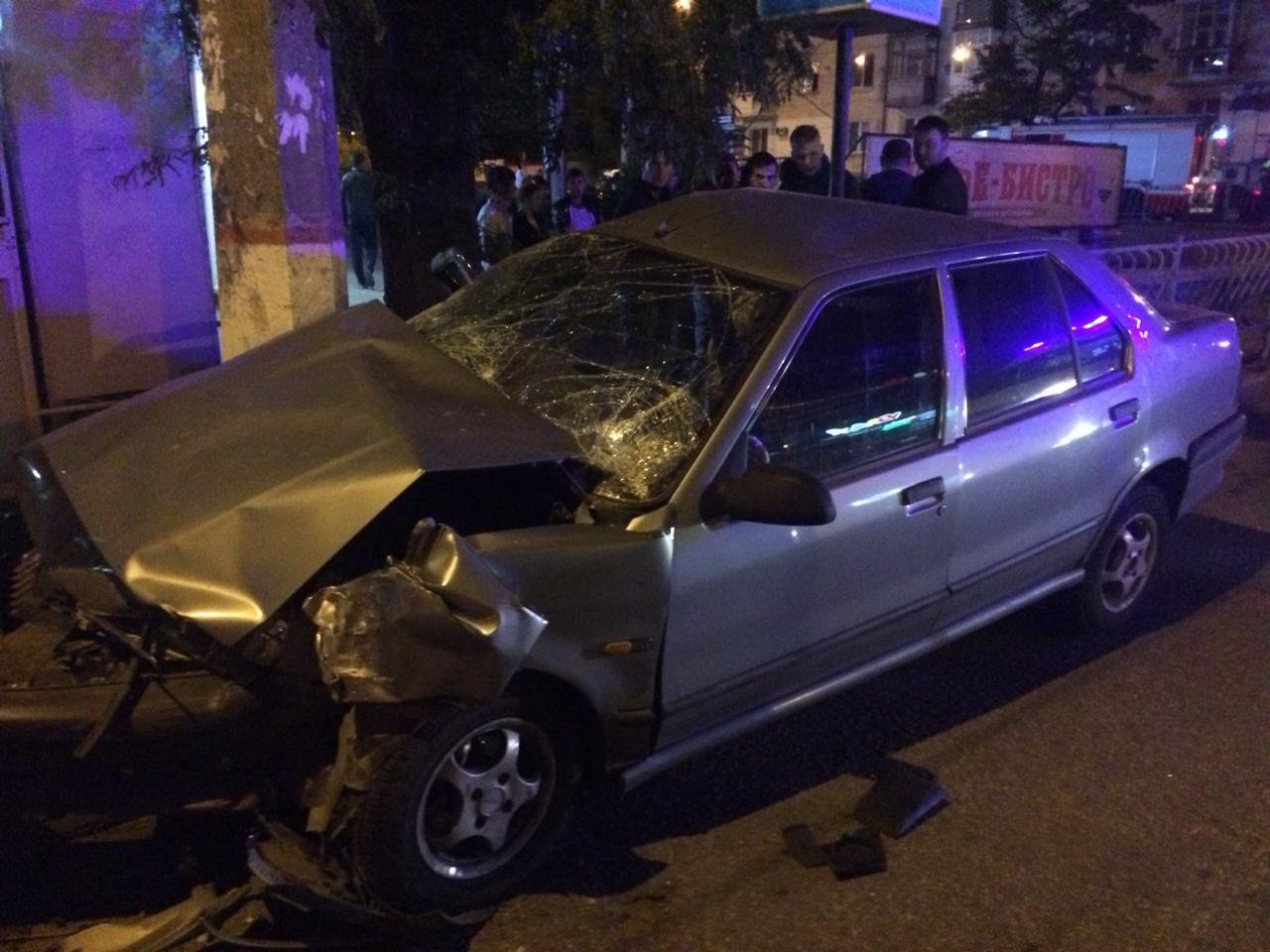 В Симферополе Renault улетел в подземный переход В Симферополе Renault улетел в подземный переход