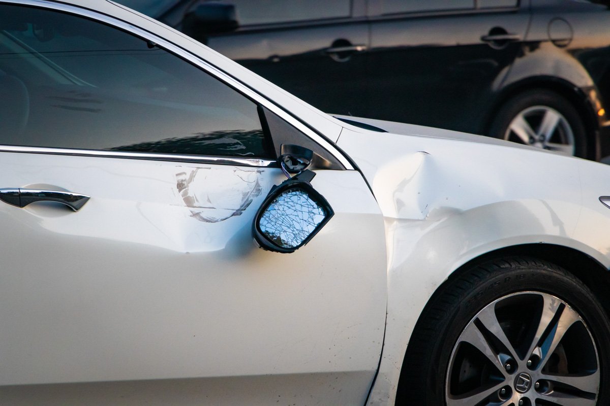 Удар пришелся на правую сторону машины