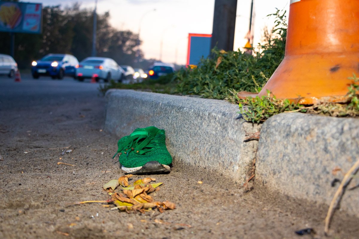 Из-за столкновения с женщины слетела обувь