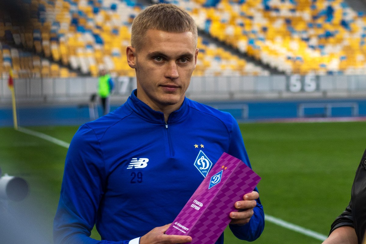 Перед началом матча Виталий Буяльский получил награду лучшего игрока августа