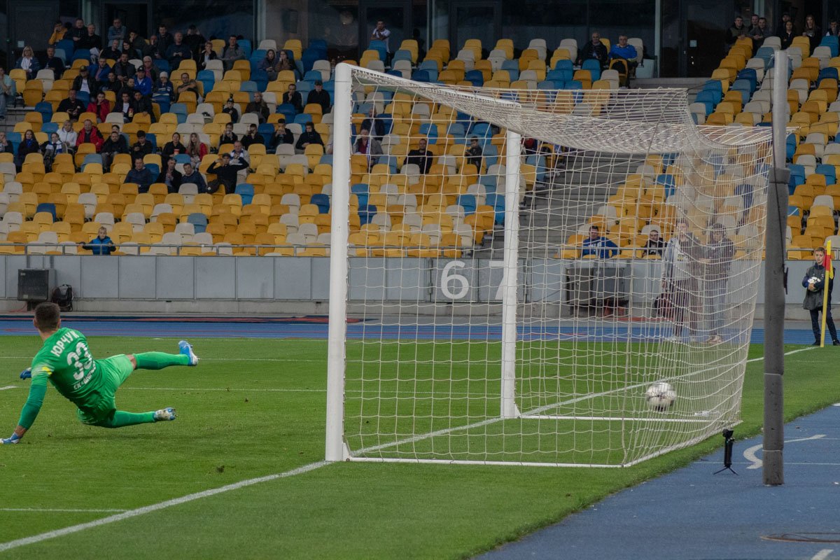 Однако несмотря на все старания, он дважды пропустил. Один раз - после пенальти от Цыганкова