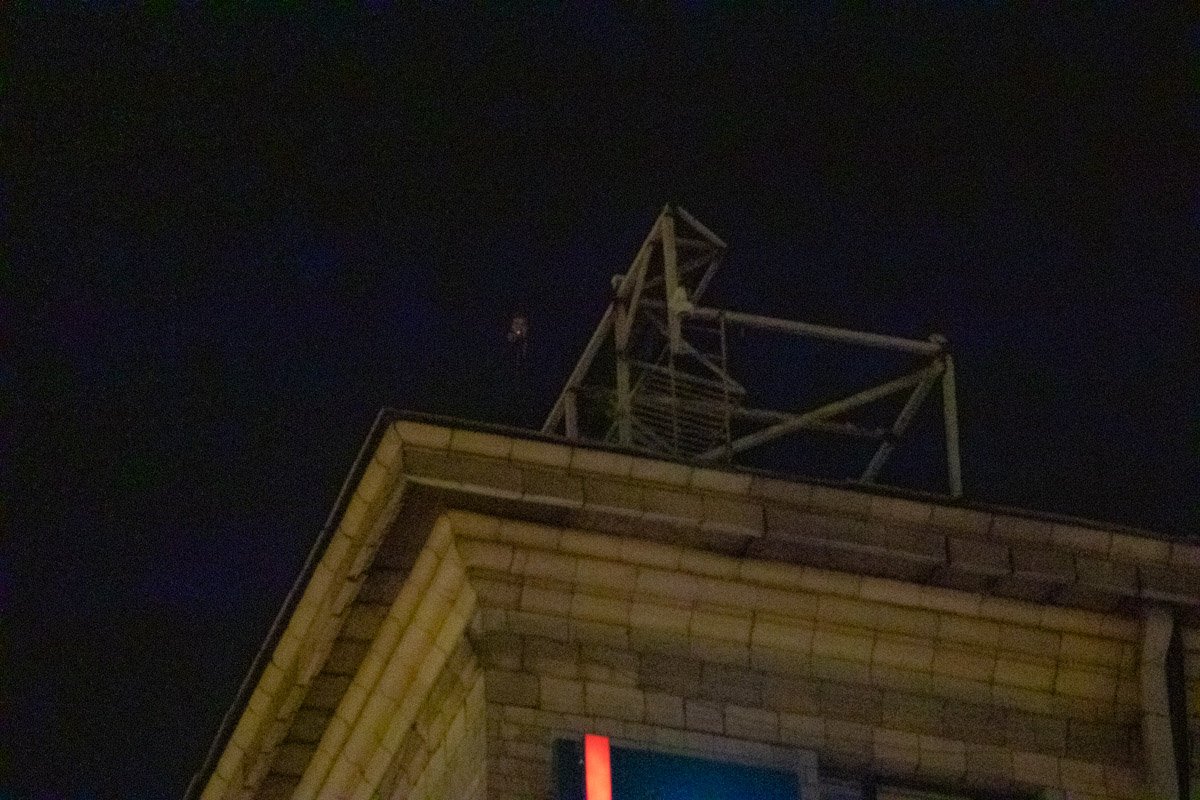 Юноша периодически курил и выпивал напиток из принесенной бутылки