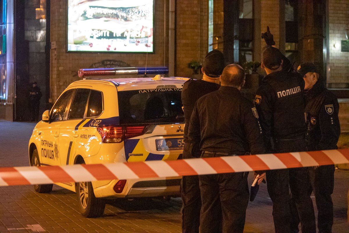 Территорию вокруг дома оцепили