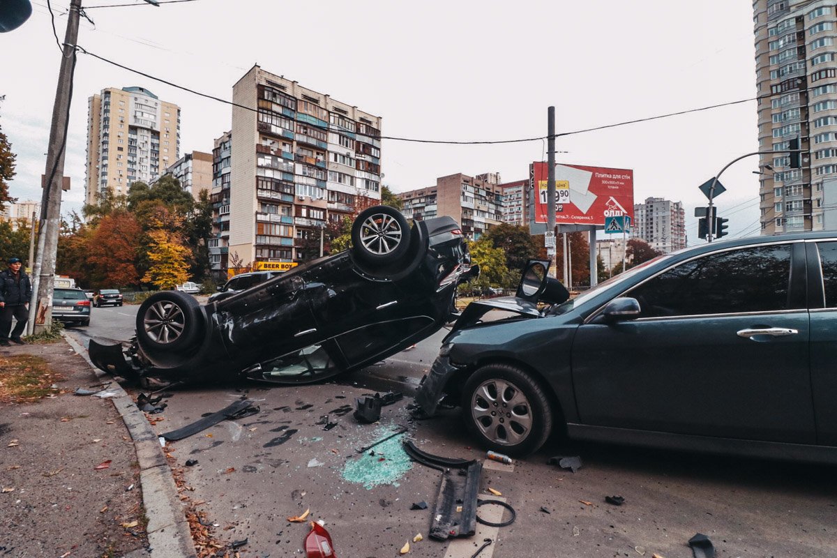 В результате аварии один автомобиль перевернулся