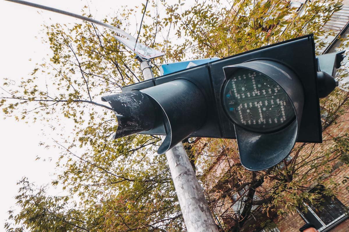 От удара Hyundai начал переворачиваться и автомобиль, снеся светофор, оказался на крыше