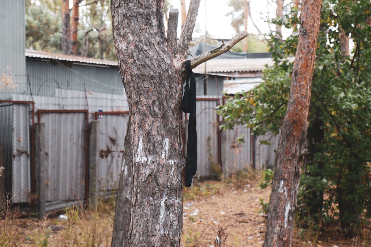 При погибшем не обнаружили никаких документов. На вид ему было около 40 лет