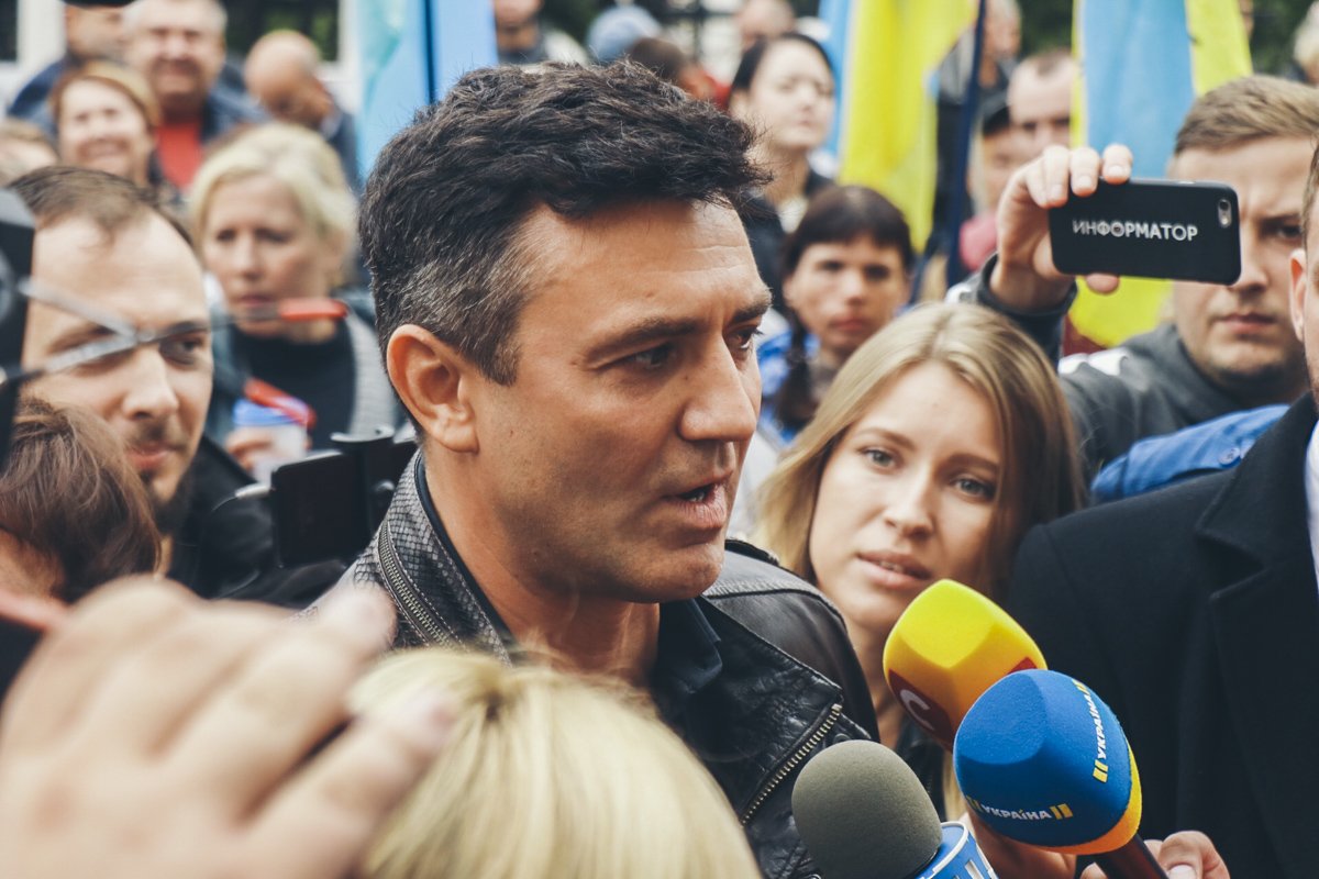 Но организаторы сразу отключили звук, а толпа под крики "Ганьба" прогнала нардепа с Банковой