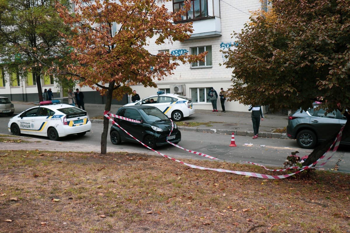 Пешеход вышел с остановки прямо перед автомобилем 