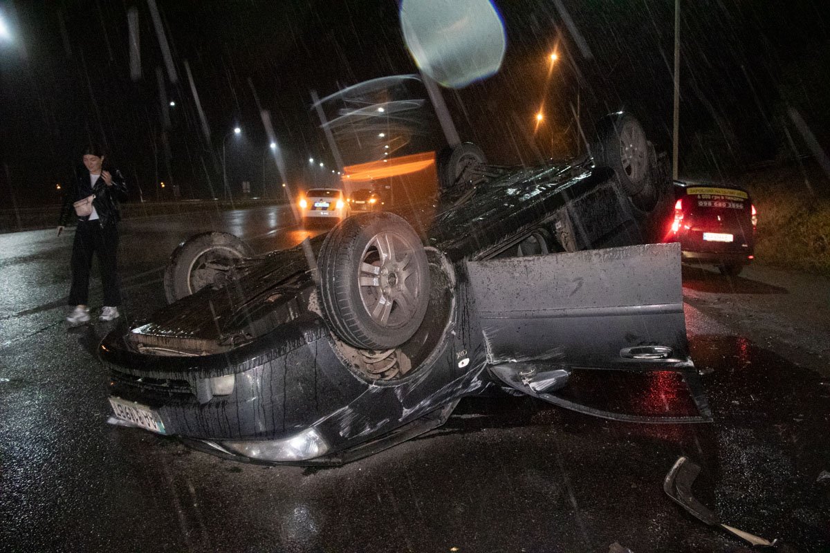 Предварительно, водитель не справился с управлением из-за Kia, который его подрезал 