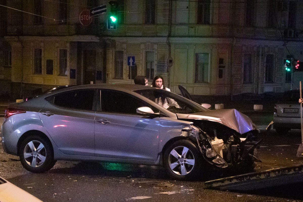 Hyundai лоб в лоб влетел в такси службы Bolt