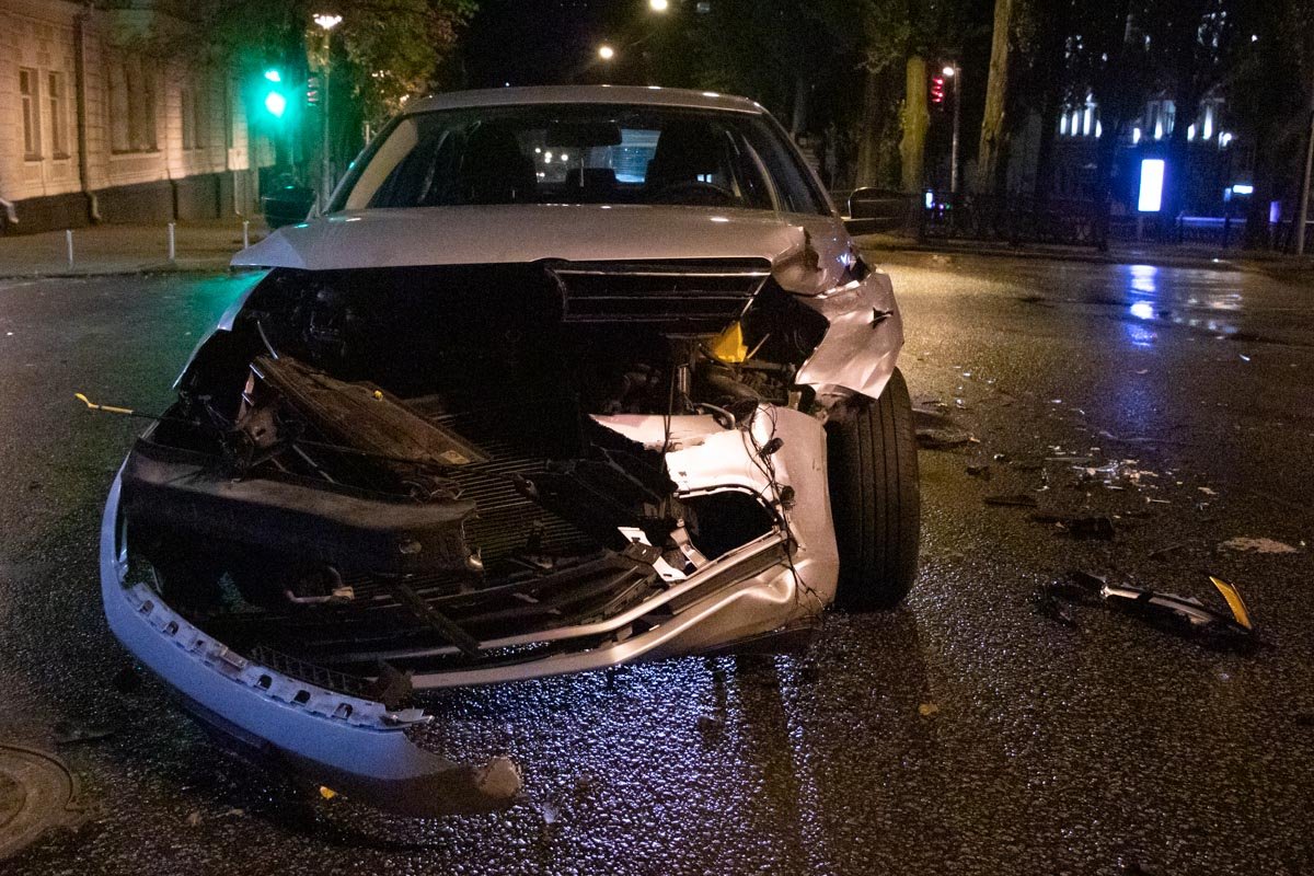 Обе машины сильно разбиты спереди 