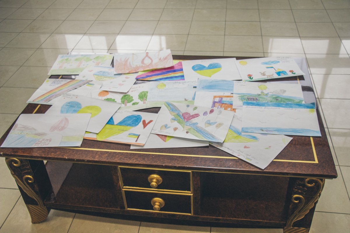 В роскошной комнате есть и детские рисунки для поддержки защитников В роскошной комнате есть и детские рисунки для поддержки защитников