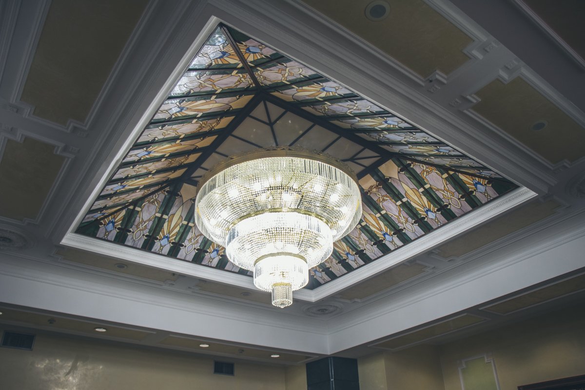 Роскошь осталась здесь со времен, когда зал принадлежал депутатам Роскошь осталась здесь со времен, когда зал принадлежал депутатам