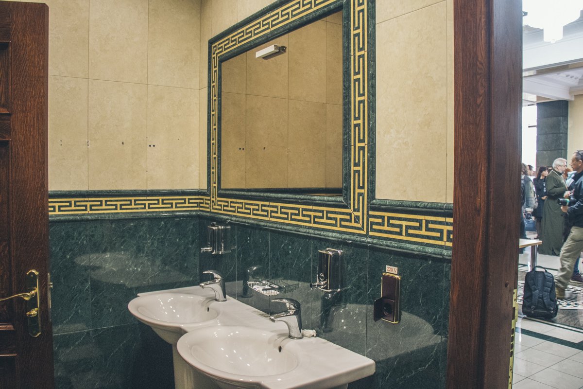 В зале созданы все условия для комфортного времяпровождения В зале созданы все условия для комфортного времяпровождения