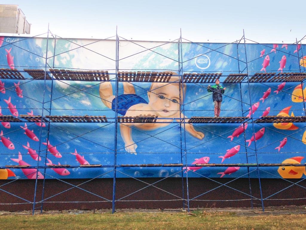 На Березняках появился яркий мурал с изображением ребенка На Березняках появился яркий мурал с изображением ребенка