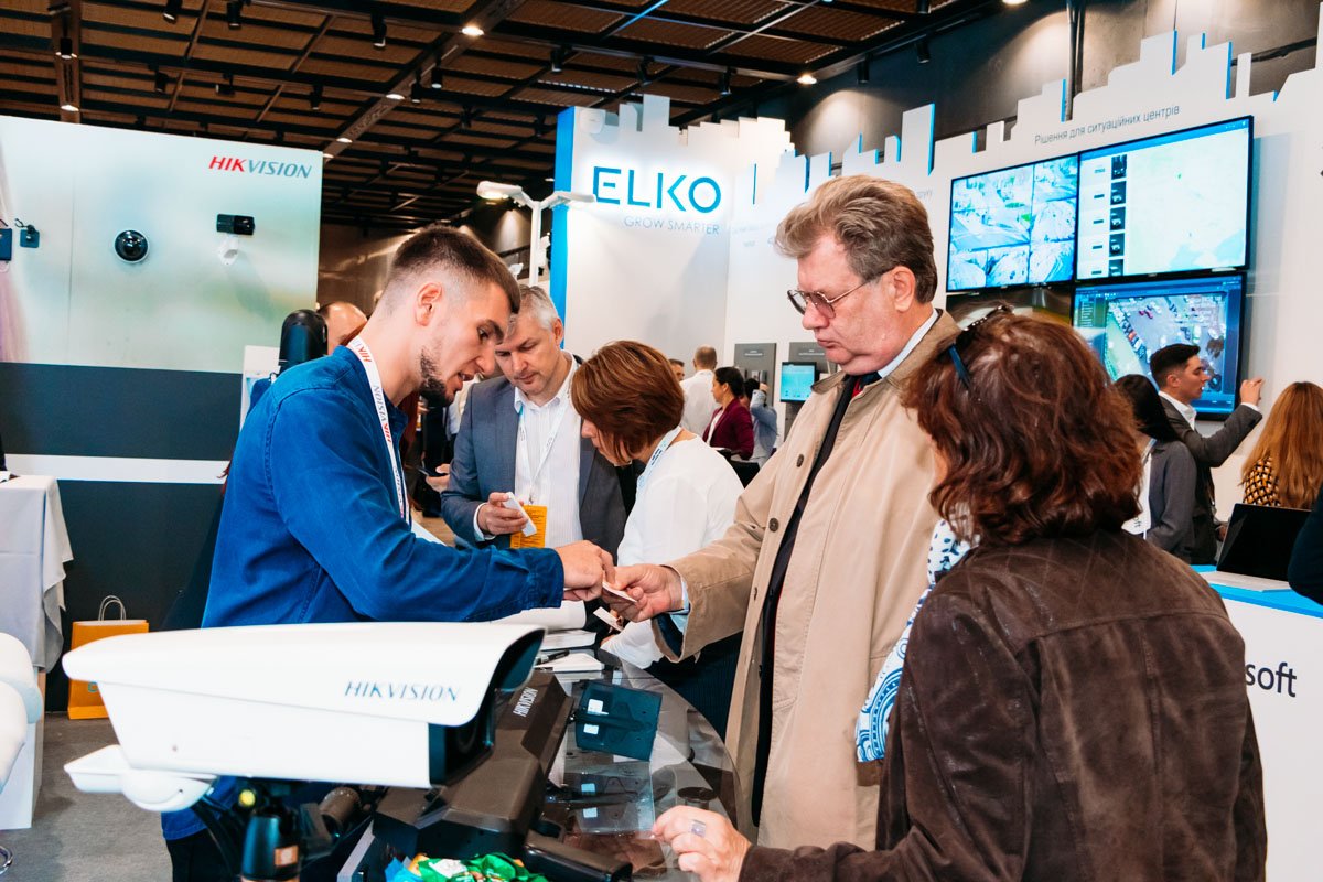 Разработчики и представители настолько заинтересованы своими инновациями,что с радостью рассказывали и показывали сильные стороны.