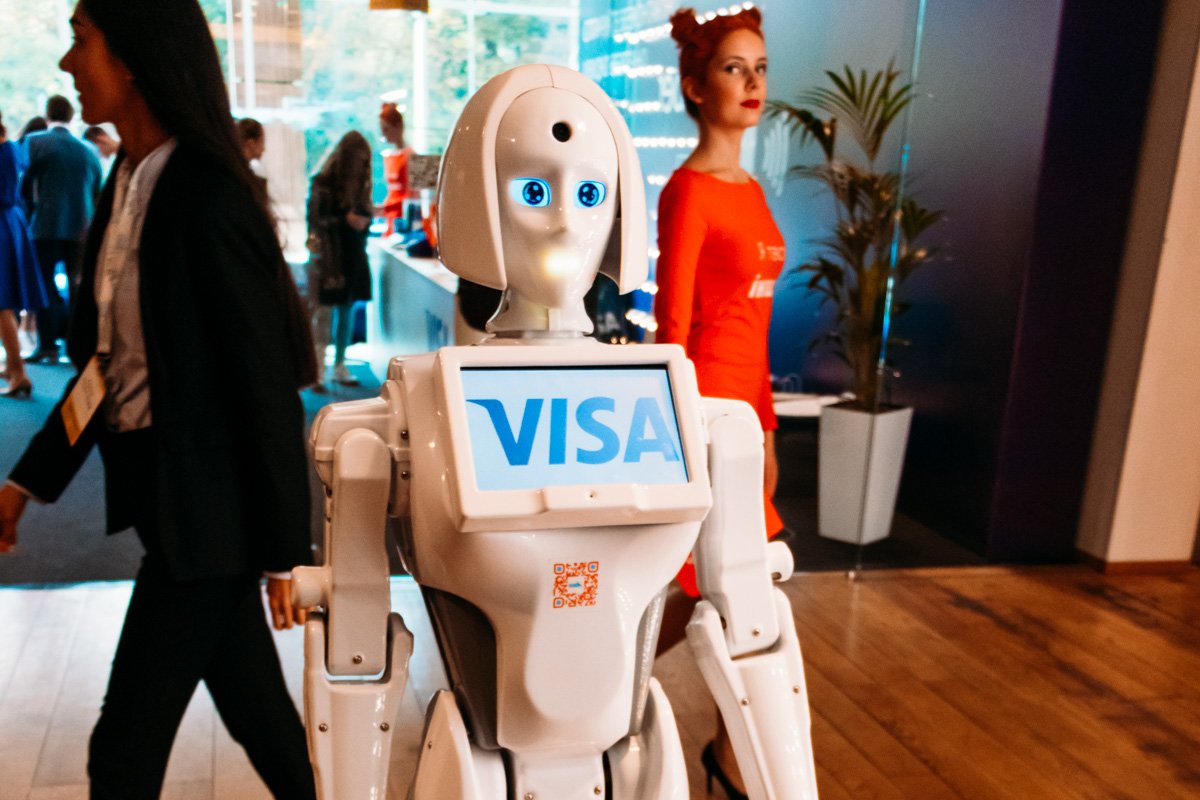 На форуме можно было поговорить с умным роботом. Он отвечал на все вопросы и даже разрешал себя обнимать и фотографироваться.