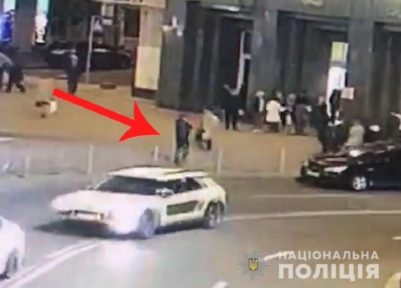 Нападавший просто пырнул прохожего парня ножом в живот