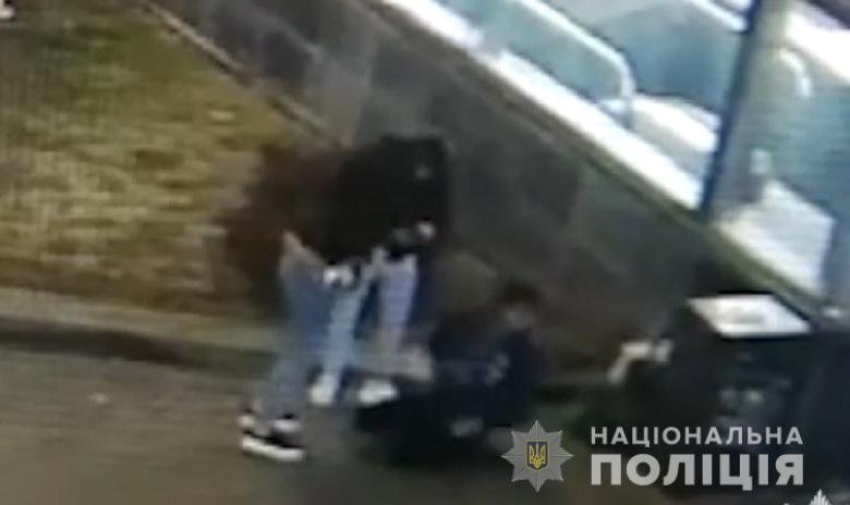 Тот, испугавшись, подбежал к людям и сообщил о случившемся