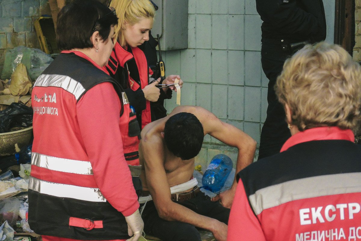 Неизвестный ударил мужчину ножом в спину 