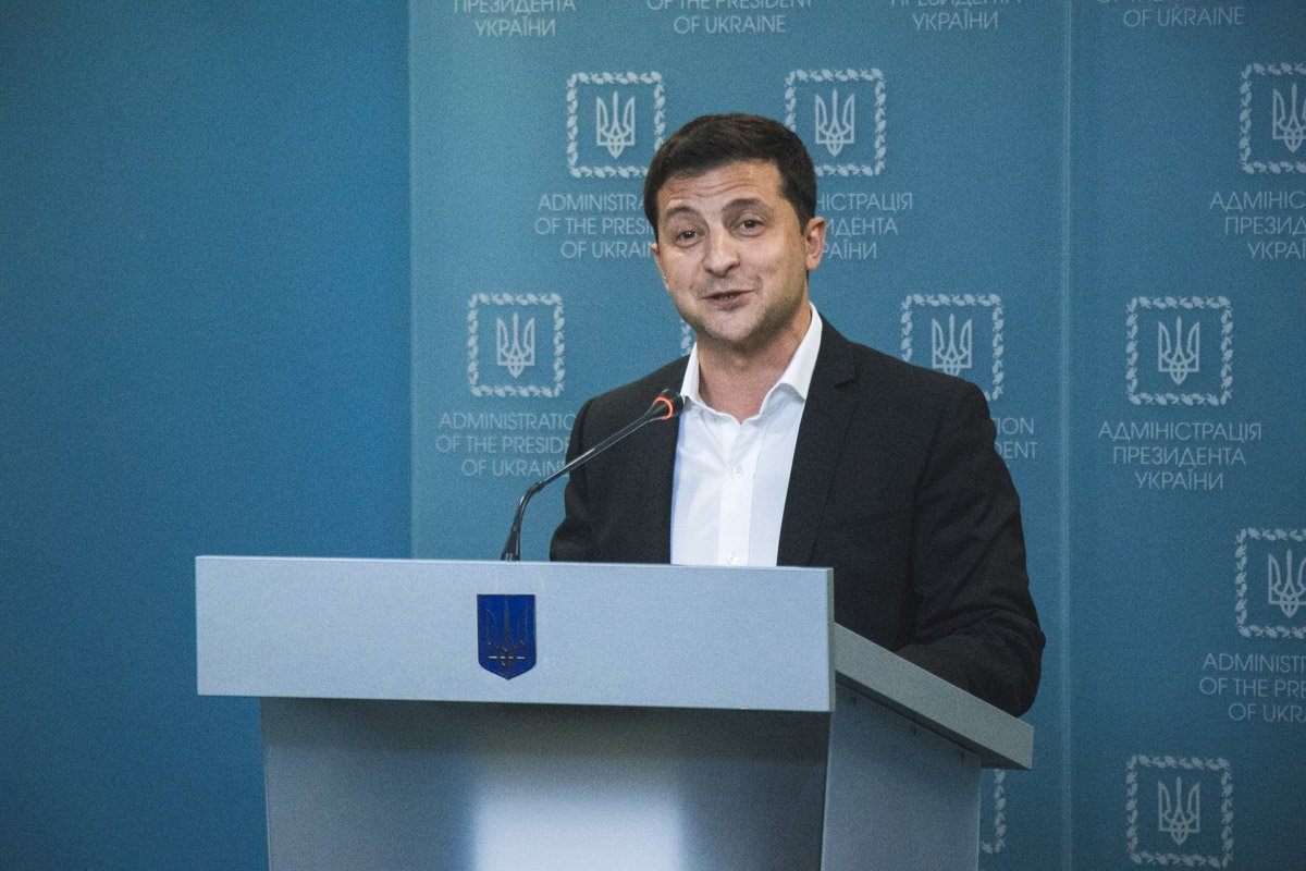 Зеленский начал с шуток и улыбался 